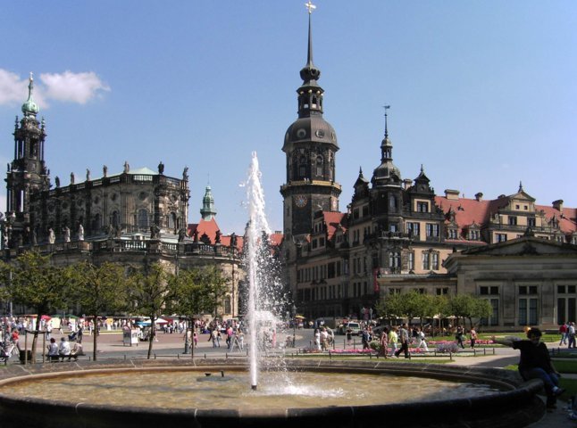 photo-1-dresden-schloss-and-dom-fileminimizer