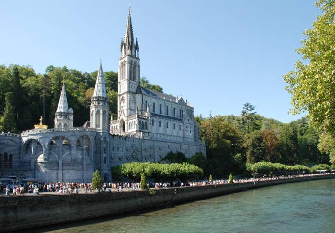 PHOTO 1. Lourdes_Basilique_et_gave (FILEminimizer)