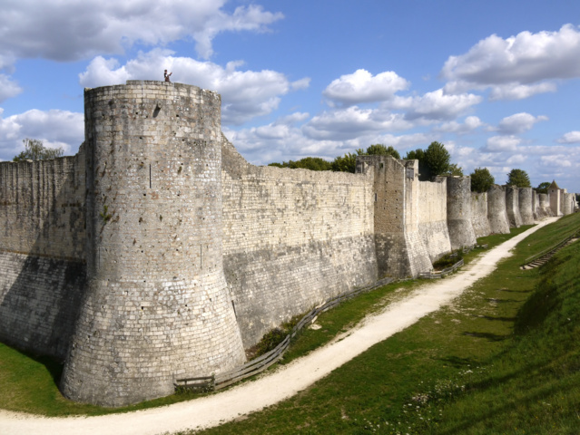 photo-1-medieval_fortifications_of_provins_p1120605-fileminimizer