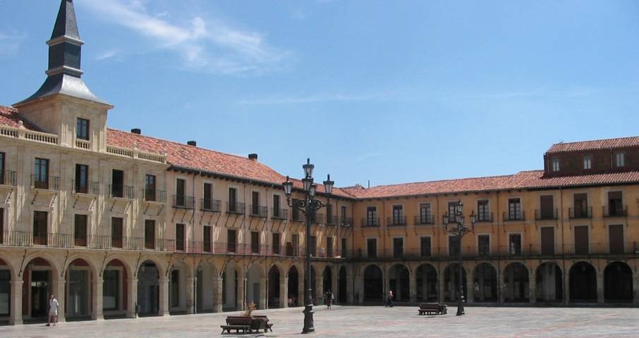 photo-1-spain-leon-plaza_major2005-fileminimizer