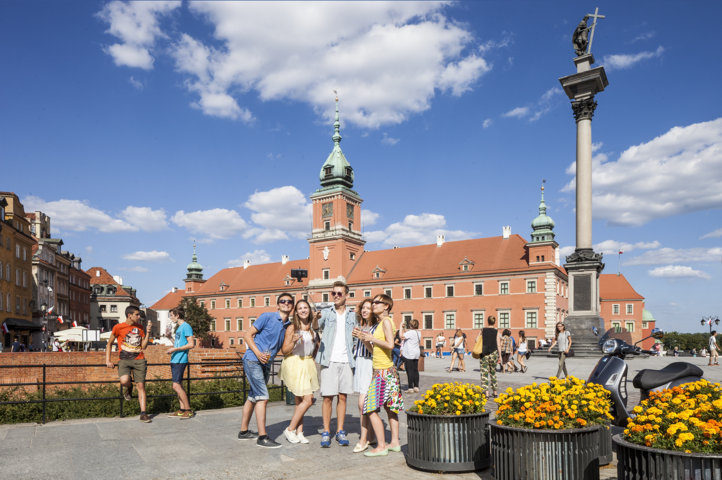 photo-1-zamkowy-square_-fot-m-st-warszawa-warsaw-tourist-office-fileminimizer