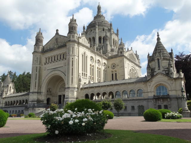 photo-2-shrine-of-st-therese-of-the-child-jesus-epaccaud-ot-lisieux-fileminimizer