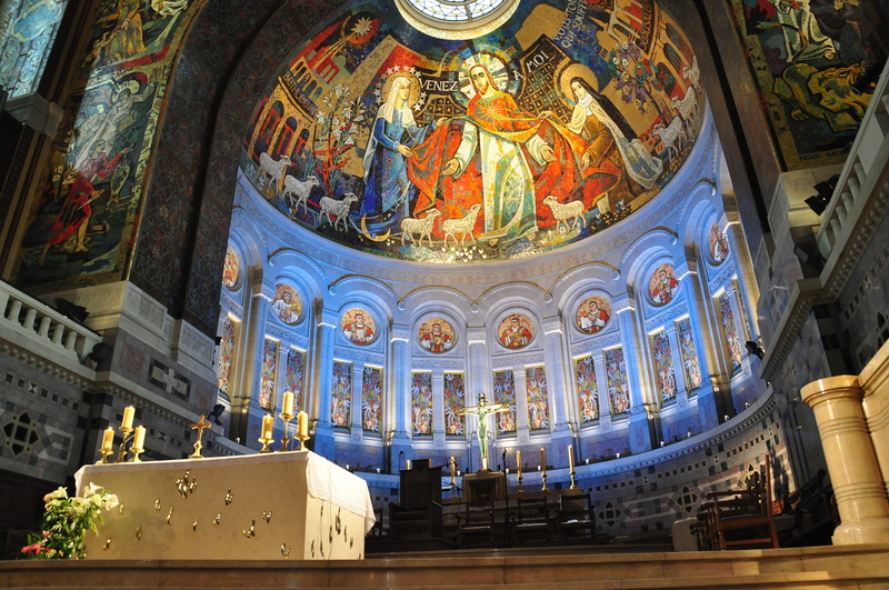 photo-2-shrine-of-st-therese-of-the-child-jesus-choeur-illumin-basilique