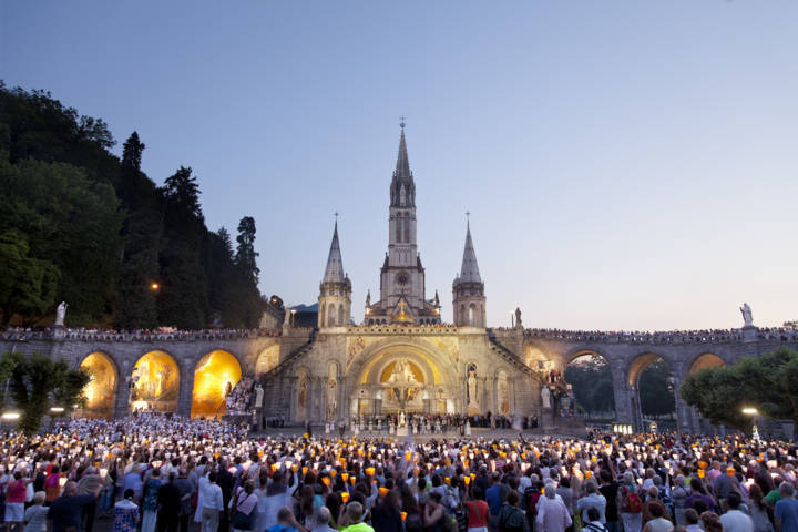 PHOTO 2-torchlight procession. Esplanade procession aux flambeaux -® P. Vincent 13 www.lourdes.photo (FILEminimizer)