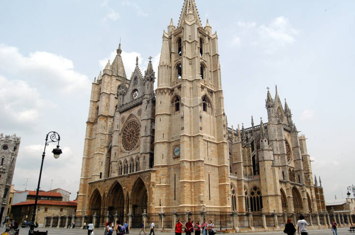 photo-2-catedral_de_leon_vista_clasica-fileminimizer