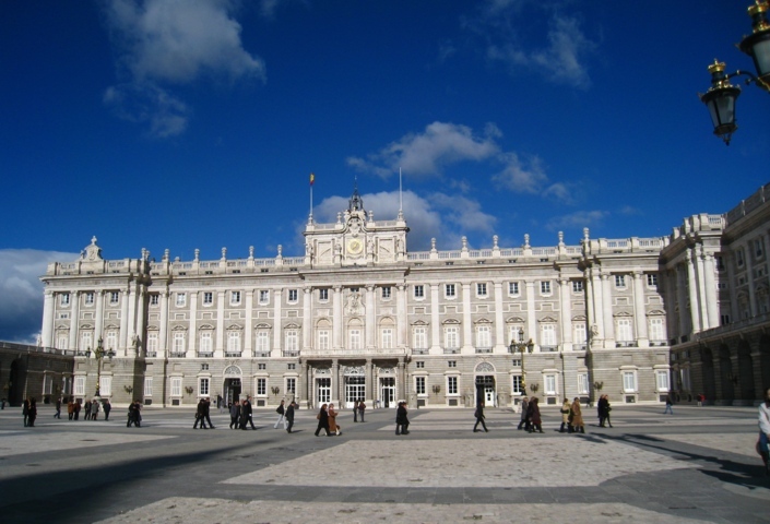 photo-2-exterior_of_the_royal_palace_of_madrid_general_view_from_courtyard-fileminimizer