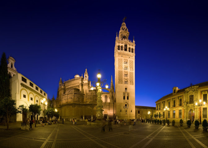 photo-2-plaza_virgen_de_los_reyes_seville_spain_-_sep_2009-fileminimizer