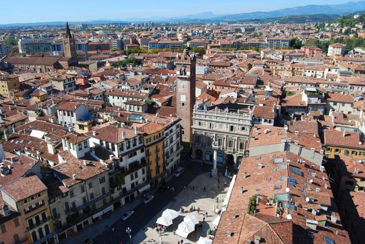 photo-2-verona_-_piazza_erbe_from_lamberti_tower-fileminimizer