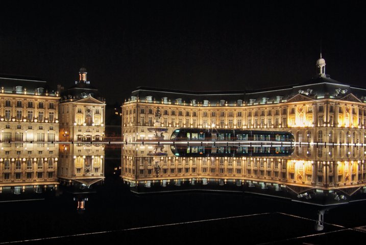 photo-3-bordeaux_place_de_la_bourse_with_tram-fileminimizer