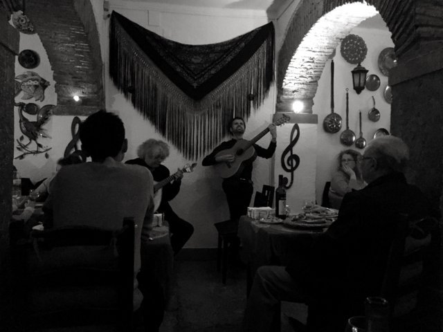 photo-3-fado_in_alfama_lissabon_2016_25621982244-fileminimizer