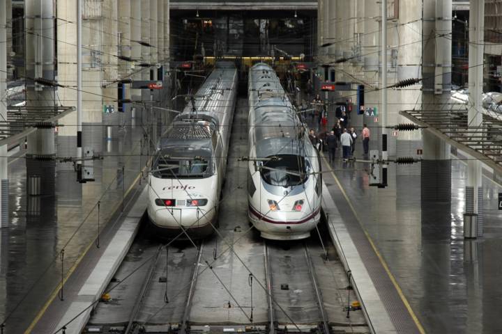 P1.ave_train_high_speed_transport_passengers_travelers_atocha_madrid_spain-1189447 (FILEminimizer)