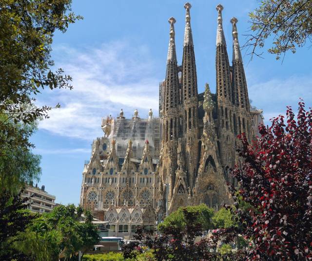 P3.sagrada-familia-552084_1920 (FILEminimizer)